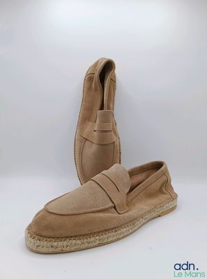 une paire de pantoufles en daim pour homme sur fond blanc