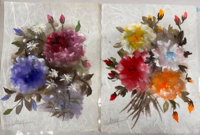 deux tableaux représentant des fleurs posées sur une table