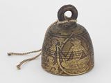 une vieille cloche entourée d'une corde, posée sur une surface blanche