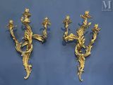 paire d'appliques murales anciennes à la feuille d'or sur fond bleu