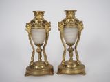 paire de vases anciens en laiton et marbre sur socles