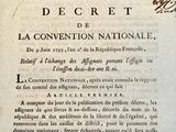 un vieux livre sur lequel figurent des inscriptions et l'image d'une horloge