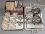 deux plateaux de couverts et des couverts posés sur une table