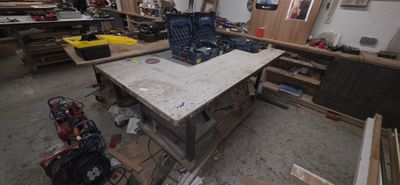 une image d'un établi dans un garage avec des outils