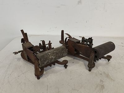 une très vieille machine posée sur une table