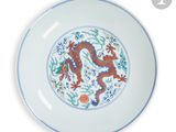 une image représentant une assiette ornée d'un motif de dragon