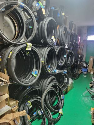 beaucoup de pneus empilés contre le mur