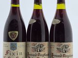 trois bouteilles de vin posées sur une table l'une à côté de l'autre