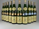 six bouteilles de vin alignées sur une table
