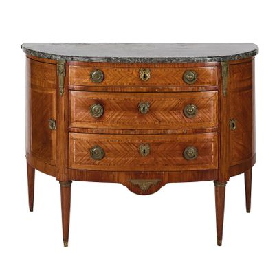 une commode ancienne avec dessus en marbre