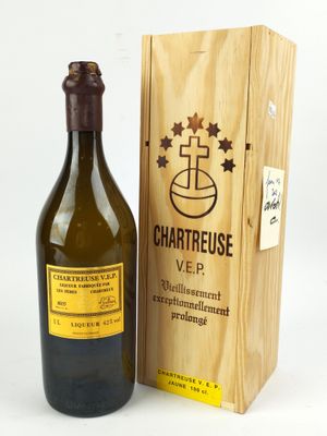 bouteille de Chartreuse Verte dans un coffret en bois sur fond blanc