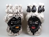 deux vases en noir et blanc sur lesquels sont représentés des visages