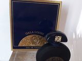 l'image d'un flacon de parfum posé sur une table