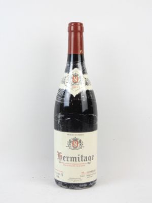 une bouteille de vin posée sur une table