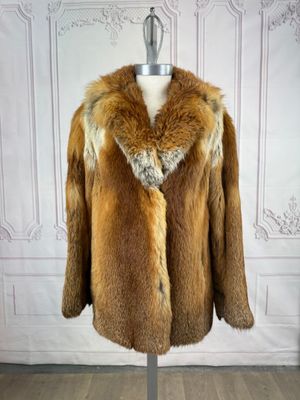 gros plan d'un manteau de fourrure sur un mannequin