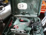 une boîte verte contenant une perceuse électrique