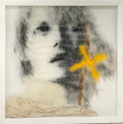 une photo d'un tableau représentant une femme tenant une croix dans la main
