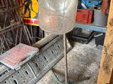 un homme debout à côté d'une lampe dans un garage