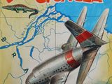 tableau représentant un avion survolant une carte, avec un serpent au premier plan