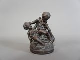une image représentant une statue d'une femme tenant un enfant sur ses genoux