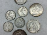 plusieurs pièces de monnaie sont disposées en cercle sur une surface blanche