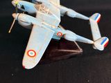 un petit avion en jouet posé sur une surface noire