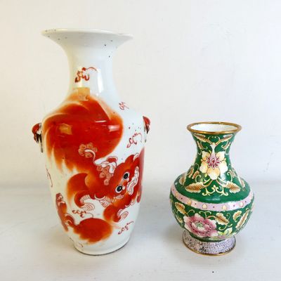 deux vases posés l'un à côté de l'autre sur une table