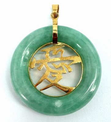 pendentif plaqué or orné d'un anneau en jade vert avec un cheval au centre