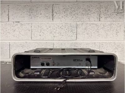 une photo d'un micro-ondes posé sur une table
