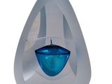 une image représentant des toilettes avec une cuvette bleue à l'intérieur
