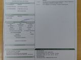 un ticket de caisse posé sur une table, sur lequel figure un code-barres