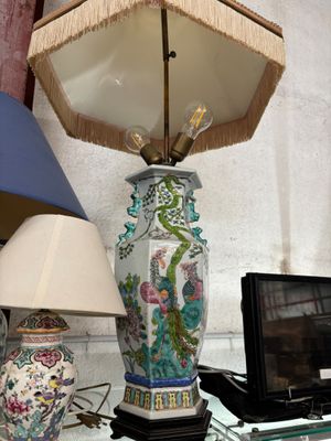 une lampe posée sur une table à côté d'un ordinateur portable