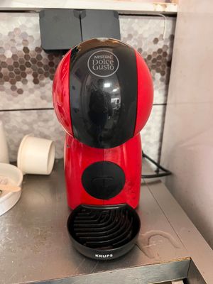 une cafetière rouge posée sur un plan de travail