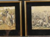 deux tableaux encadrés représentant des hommes en uniforme militaire, posés sur une étagère