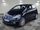 la classe b de la mercedes est garée sur un sol en damier
