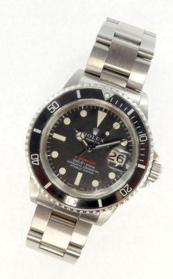 une photo d'une montre Rolex posée sur une surface blanche