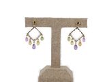 gros plan d'une paire de boucles d'oreilles sur un support