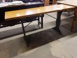 une table placée au milieu d'une pièce