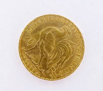 gros plan d'une pièce d'or sur une surface blanche