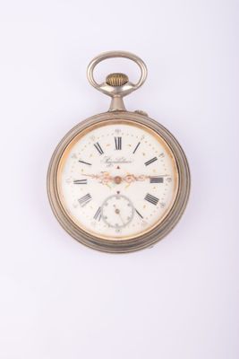 une montre de poche en or avec des chiffres romains sur le cadran