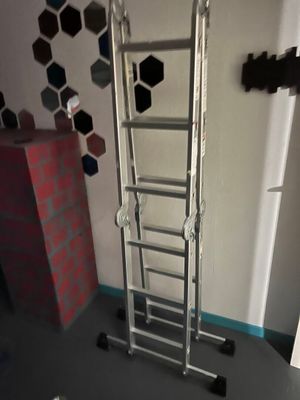 une échelle adossée au mur d'une pièce