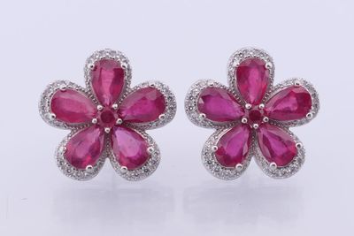 Boucles d'oreilles en argent, Fleur ornée de rubis et petits…