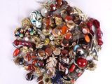 une pile de bijoux assortis sur une surface blanche