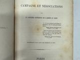 un livre ouvert sur une table blanche avec une photo en noir et blanc