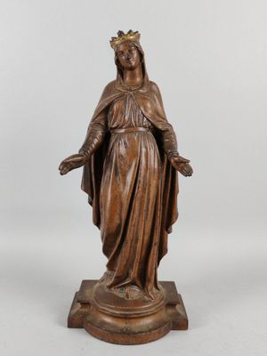 une statue en bronze représentant une femme coiffée d'une couronne