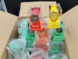 une boîte en carton remplie de montres de toutes les couleurs