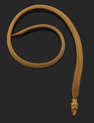On y voit la tête d'un serpent doré sur fond noir