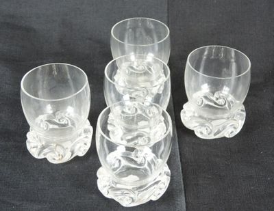 quatre verres posés sur une table noire