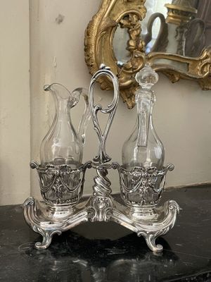 trois vases en verre posés sur une table, avec un miroir en arrière-plan