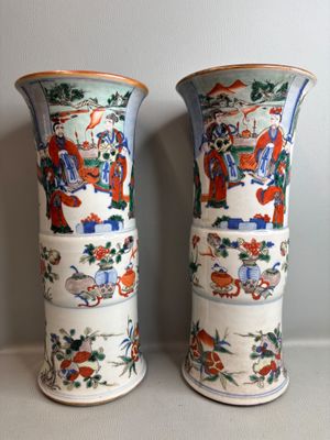 deux vases posés sur une table